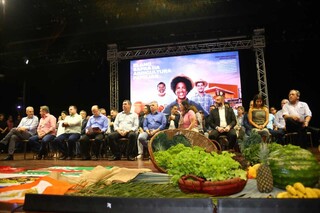 Autoridades e lideranças representando pequenos produtores debatem a agricultura familiar esta manha (Foto: Paulo Francis)