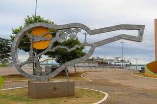 Monumento &#34;Viola de Cocho&#34;, próximo ao Aeroporto de Corumbá (Foto: Juliano Almeida)