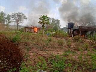 Incêndio em estruturas de horta na aldeia Dez de Maio, em Sidrolândia. (Foto: Direto das Ruas)