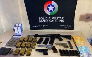 Armas e munições vendidas pela Federal Armas que estavam com traficante (Foto: Divulgação)