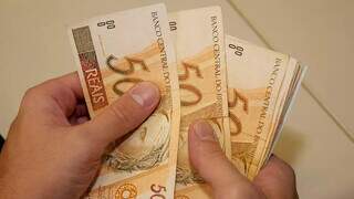 Contagem de cédulas em dinheiro. (Foto: Arquivo/Campo Grande News)