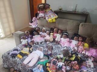 Em casa, professora tem coleção de bonecas negras de diversos estilos. (Foto: Arquivo pessoal)