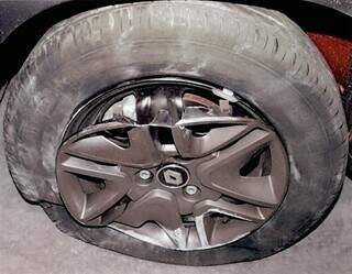 Estado de um dos pneus do veículo após tiros (Foto: Reprodução do inquérito policial)