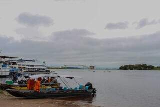 Barcos às margens do Rio Paraguai, no município de Corumbá (Foto: Juliano Almeida)