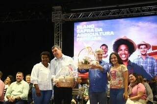 Eduardo Riedel (PSDB) e o Paulo Teixeira (PT) segurando cesta de alimentos produzidos pelo MST (Foto: Paulo Francis)