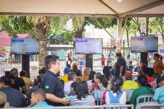 Dia D de renegociação de dívidas, na Praça Ary Coelho (Foto: Henrique Kawaminami)