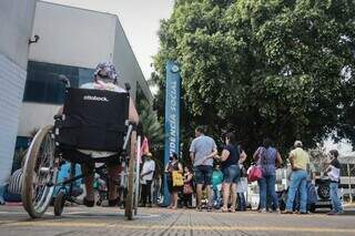 Fila em frente à agência do INSS em Campo Grande, há um ano (Foto: Arquivo/Marcos Maluf)