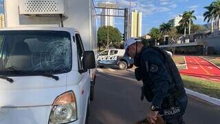 Condutor abandona caminh&atilde;o ap&oacute;s atropelar pedestre e causa congestionamento