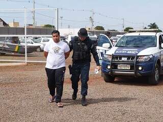 Carioca é conduzido por PM após ser preso com uma tonelada de maconha (Foto: Adilson Domingos)