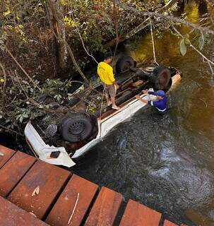 Camionete caiu no rio e dois homens tentaram ajudar a vítima. (Foto: Direto das Ruas)