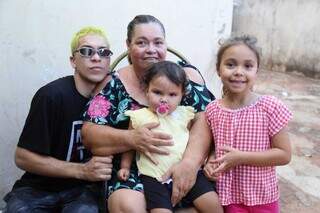 Izabel Cristina com os netos, no quintal da casa onde moram, em Campo Grande (Foto: Alex Machado)