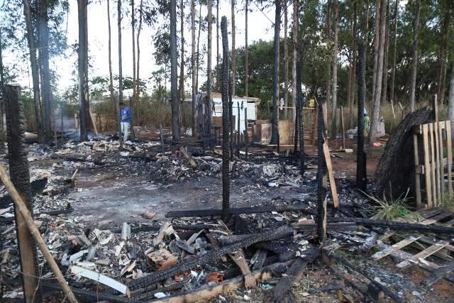 Explos&atilde;o de botij&atilde;o de g&aacute;s destr&oacute;i barracos em favela