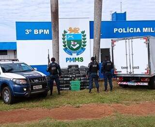 Policiais ao lado de caminhão-furgão e fardos de maconha (Foto: Divulgação)