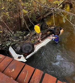 Camionete caiu no rio e dois homens tentaram ajudar a vítima. (Foto: Direto das Ruas)