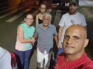 Antônio Lemes do Prado reencontra familiares na Avenida Três Barras. (Foto: Direto das Ruas)
