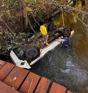 Camionete caiu no rio e dois homens tentaram ajudar as vítimas. (Foto: Direto das Ruas) 