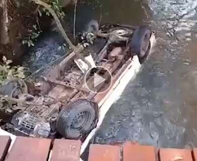 Acidente com camionete que caiu no Rio Mimoso matou dois homens 