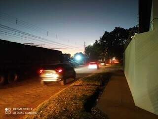 Veículos cruzam a Rua Aury Vasconcelos, no Bairro Tiradentes (Foto: Direto das Ruas)