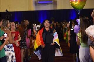 Chrystianna Batista levou bandeira LGBTQIAPN+ para a colação de grau. (Foto: Arquivo pessoal)