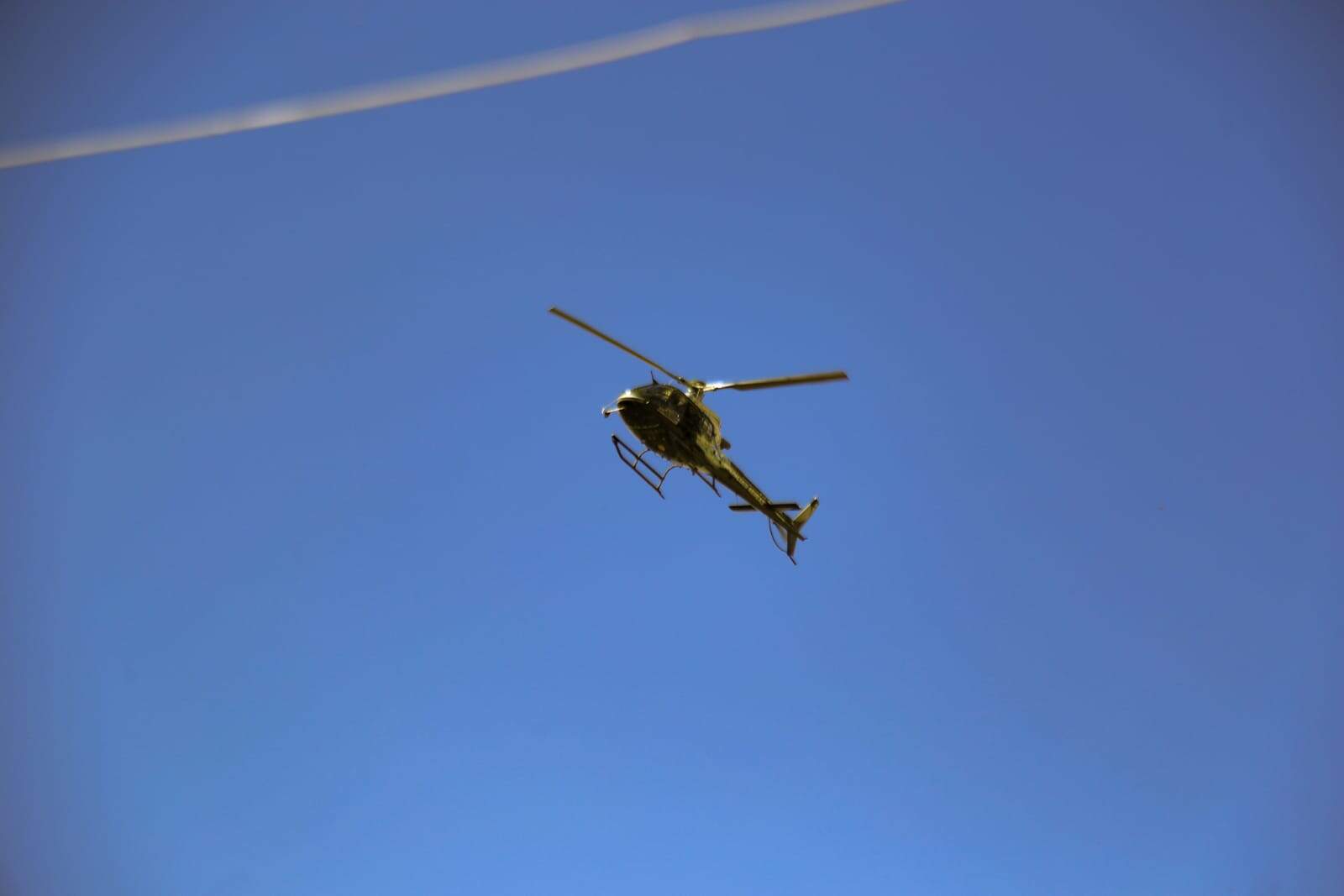 Helicóptero caça fugitivo após perseguição e acidente 