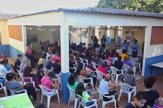 Cras lotado por beneficiários que precisam regularizar situação (Foto: Paulo Francis)