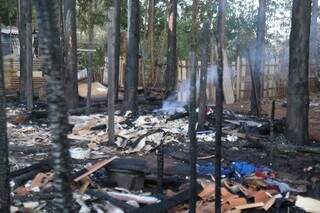Incêndio deixou três barracos completamente destruídos (Foto: Alex Machado)