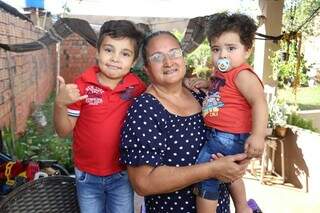 Shirley Leni de Goés, com os dois netos, na varanda (Foto: Alex Machado)