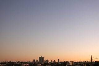 Céu aberto nesta manhã em Campo Grande (Foto: Henrique Kawaminami)