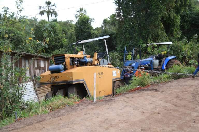 Momento em que a equipe da obra retira compactador caído (Foto: Alex Machado)