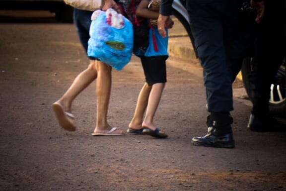 Em surto, m&atilde;e amea&ccedil;a jogar crian&ccedil;a de 6 anos pela janela