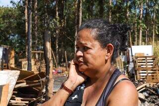 M&atilde;es que perderam casas em inc&ecirc;ndio retornam para limpar e reconstruir barracos