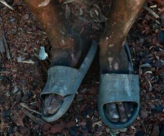 Imagem mostra os pés de criança vítima de tráfico de pessoas (Foto: Divulgação/MPT/MS)