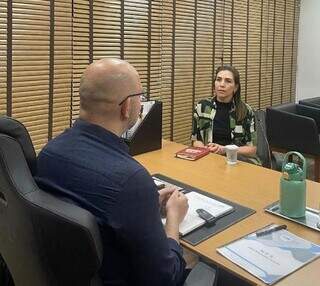 Mônica Riedel durante conversa com secretário de Educação. (Foto: Reprodução)