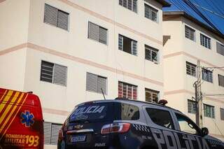 Viaturas em frente ao condomínio onde a mulher mora com o filho. (Foto: Henrique Kawaminami)