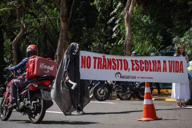 No Dia do Motociclista, &quot;morte&quot; pede que condutores &quot;escolham vida&quot; 