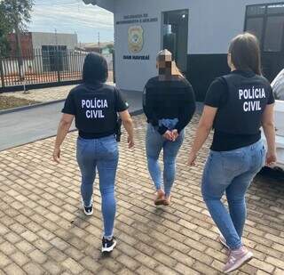 Mariana foi conduzida até a delegacia após cumprimento de mandado de prisão (Foto: Divulgação | PCMS)