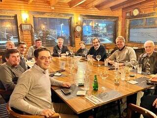 Foto publicada nas redes sociais do jantar com empresários da Arauco no Chile (Foto: Divulgação)