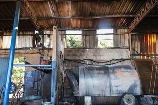 Telhas e materiais queimados em incêndio que atingiu galpão (Foto: Henrique Kawaminami)