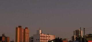 Céu claro predomina nesta manhã em Campo Grande (Foto: Henrique Kawaminami)