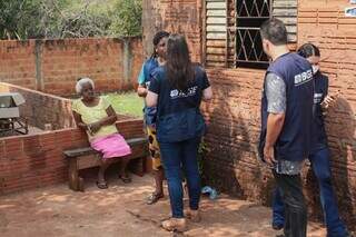 Recenseadores do IBGE na comunidade Tia Eva, em Campo Grande (Foto: Marcos Maluf)