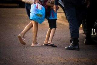 Criança e avó foram levadas para a DEPCA. (Foto: Henrique Kawaminami)