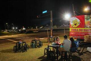 Trailer fica na orla do Aeroporto de Campo Grande próximo a Rua Brasília. (Foto: Juliano Almeida)