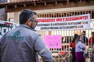 Cartazes alegam que residencial &#34;não é alojamento&#34;. (Foto: Henrique Kawaminami)