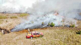 Bombeiros fazendo ação contra incêndio no Pantanal Abobral (Foto: Arquivo/Campo Grande News)