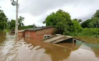 Casas submersas após chuvas em Nioaque, em janeiro de 2021. (Foto: Defesa Civil/Divulgação)