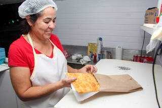 Empreendedora tem receita própria para fazer massa do pastel. (Foto: Juliano Almeida)