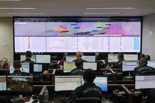 Sala do Centro de Operações da Polícia Militar, que recebe os chamados do 190. (Foto: Henrique Kawaminami)