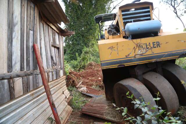 Compactador engata marcha errada e atinge casa na Vila Carlota 