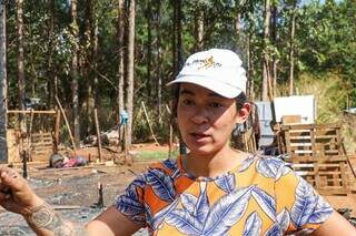 M&atilde;es que perderam casas em inc&ecirc;ndio retornam para limpar e reconstruir barracos