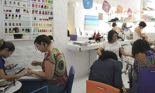 Mulheres trabalhando em salão de beleza, oficío que integra setor de serviços (Foto: Agência Brasil)